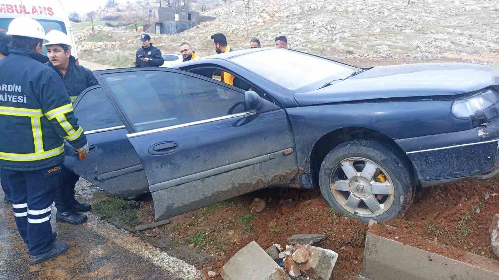 Mardin’de otomobil kaldırıma çarptı: 4 yaralı
