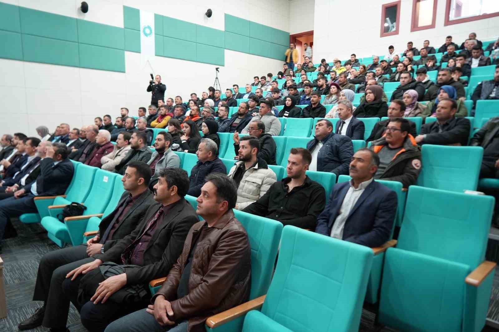 Prof. Dr. Şekeroğlu: "Hayvancılıkta s&uuml;rd&uuml;r&uuml;lebilir bir &uuml;retim yapmazsak dışarıya bağımlı oluruz"
