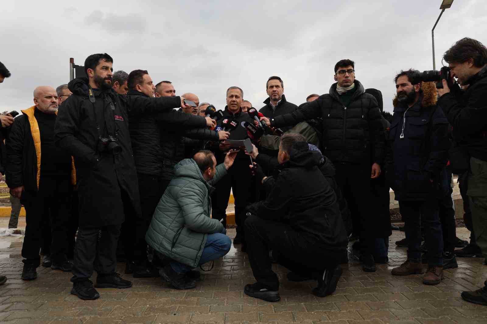 Metal dedekt&ouml;rlerle tarama yapılıyor
