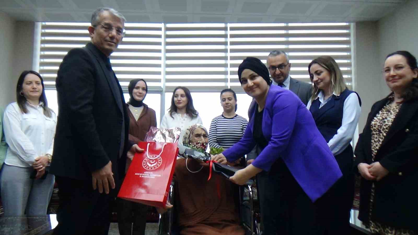 Huzurevindeki yaşlı çiftleri ve hasta yatağında Kıbrıs gazisi eşine bakan Seher Garipoğlu’nu Sevgililer Günü’nde unutmadılar