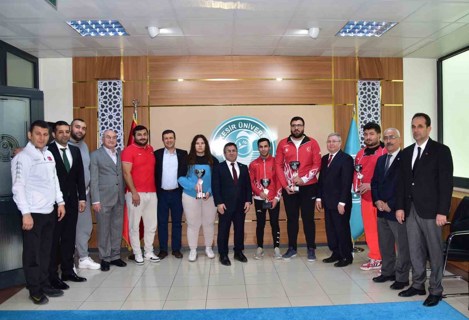 Şampiyon judolardan, Rektör Yücel Oğurlu’ya ziyaret