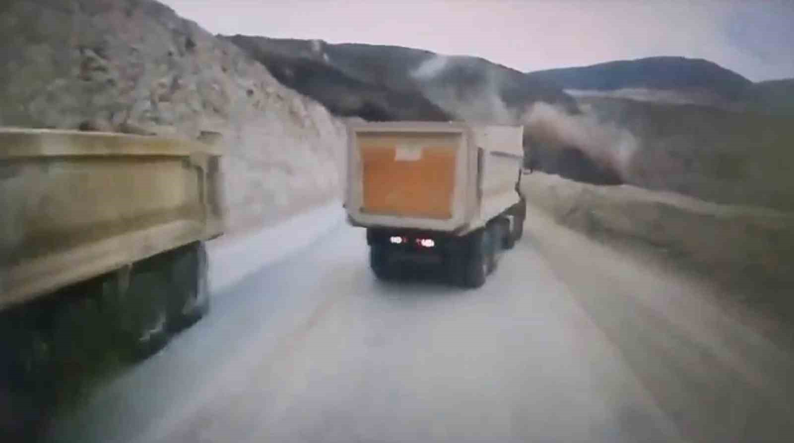 Toprak, kamyonu yuttu
