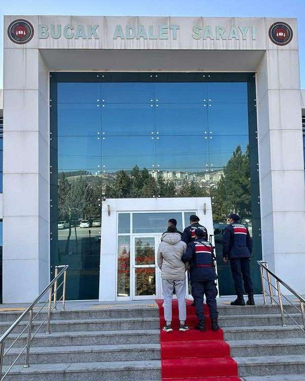 Burdur&rsquo;da ka&ccedil;ak&ccedil;ılık ve uyuşturucu operasyonunda 2 ş&uuml;pheli tutuklandı
