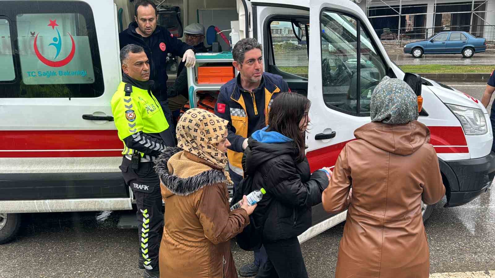 D&uuml;zce&rsquo;de halk otob&uuml;s&uuml; iş makinesi ile &ccedil;arpıştı: 8 yaralı
