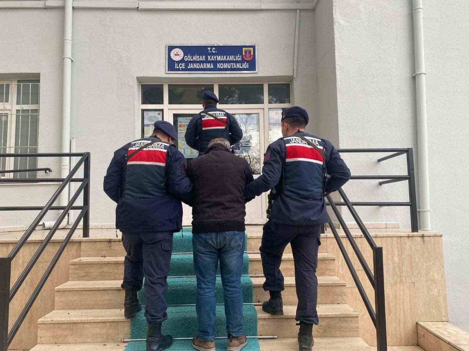 Burdur&rsquo;da farklı su&ccedil;lardan hapis cezası olan 5 firari yakalandı

