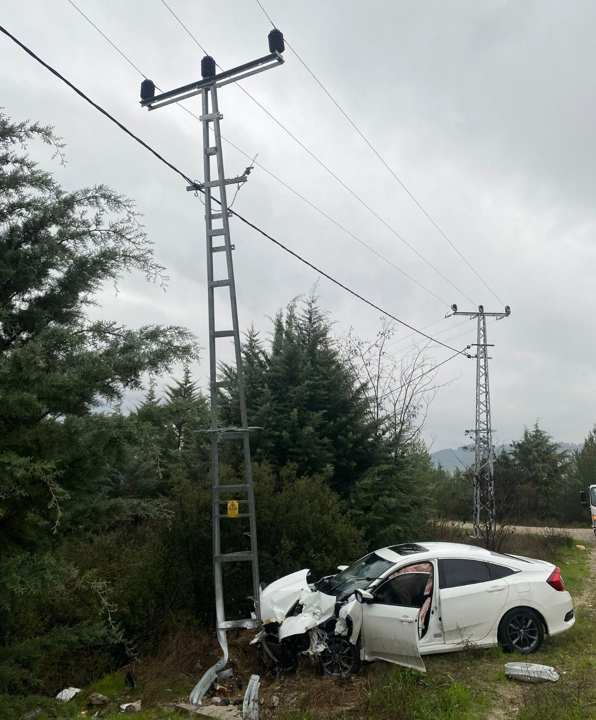 Kontrolden &ccedil;ıkan otomobil elektrik direğine &ccedil;arptı, 2 kişi yaralandı
