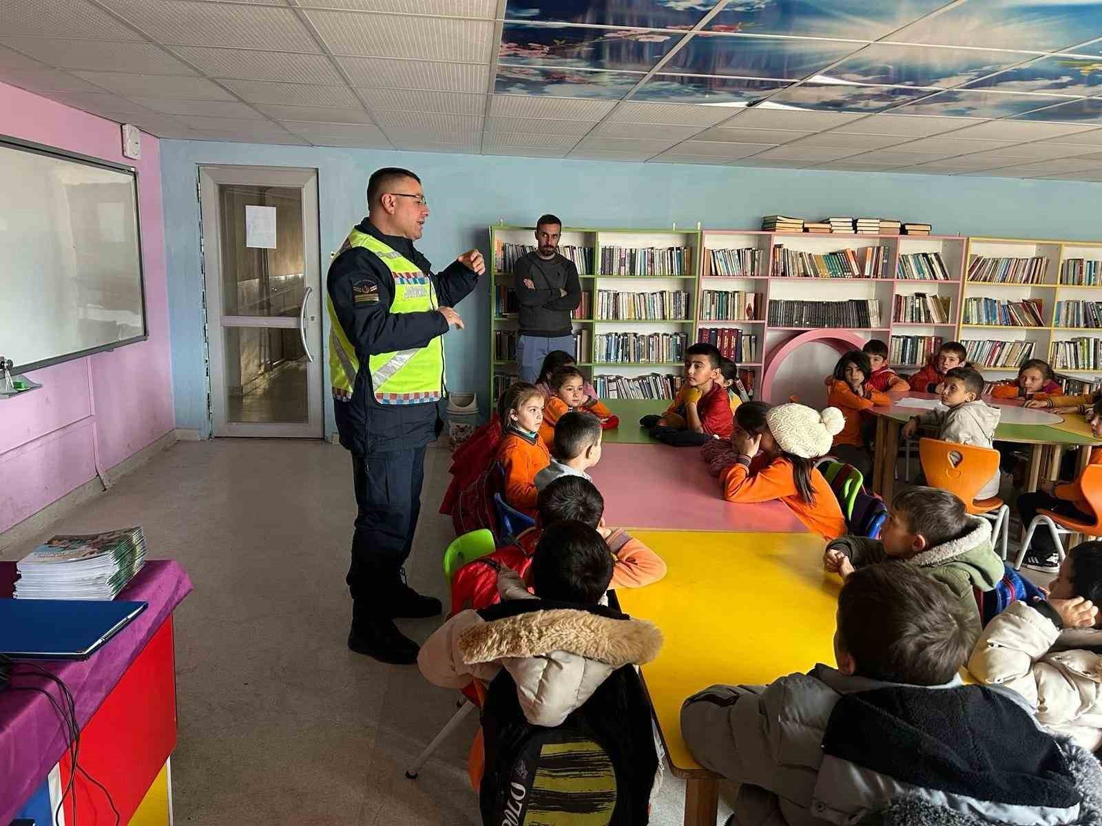 Tokat Jandarması, k&uuml;&ccedil;&uuml;k yol kullanıcılarını bilin&ccedil;lendiriyor
