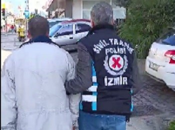 İzmir’de direksiyon başında uçucu madde içen sürücü serbest kaldı
