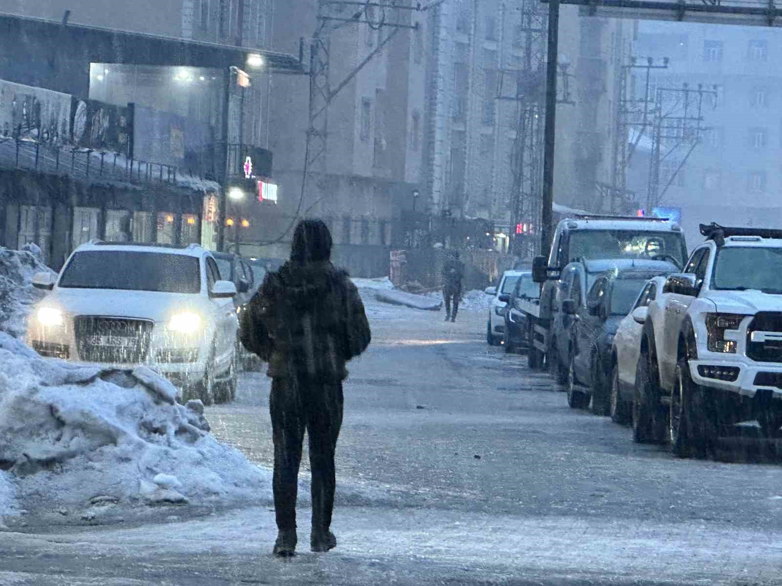 Yüksekova’da önce yağmur ardından kar yağışı başladı