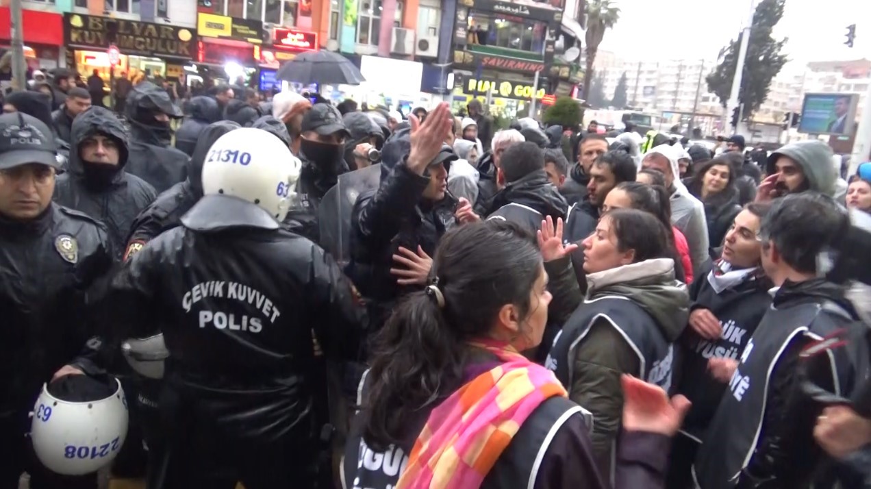 Şanlıurfa&rsquo;da izinsiz g&ouml;steriye polis m&uuml;dahalesi
