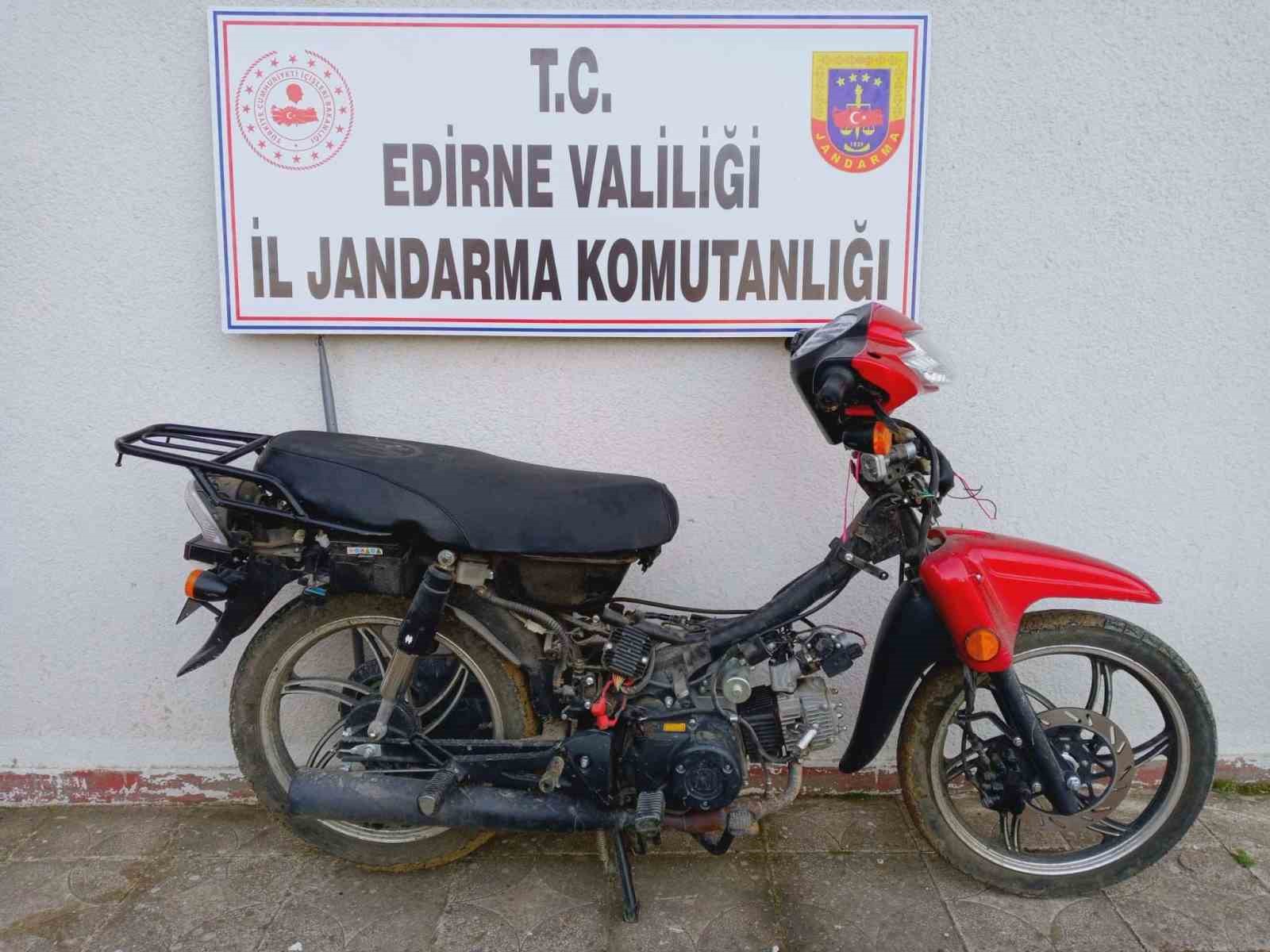 Edirne’de motosiklet hırsızları yakalandı