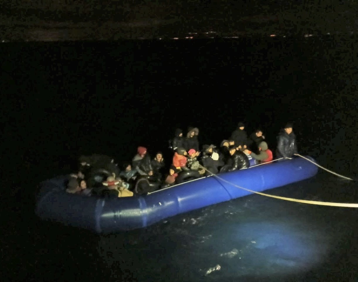 Ayvacık a&ccedil;ıklarında 62 ka&ccedil;ak g&ouml;&ccedil;men kurtarıldı, 36 ka&ccedil;ak g&ouml;&ccedil;men yakalandı
