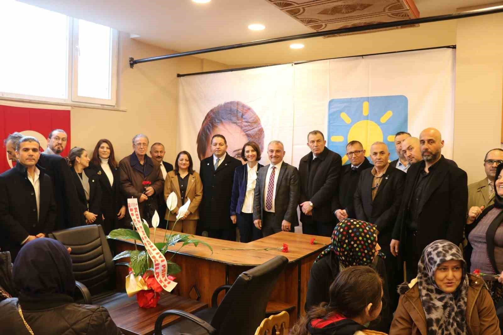 Başkan Demirtaş binlerce kişiyle se&ccedil;im startını verdi
