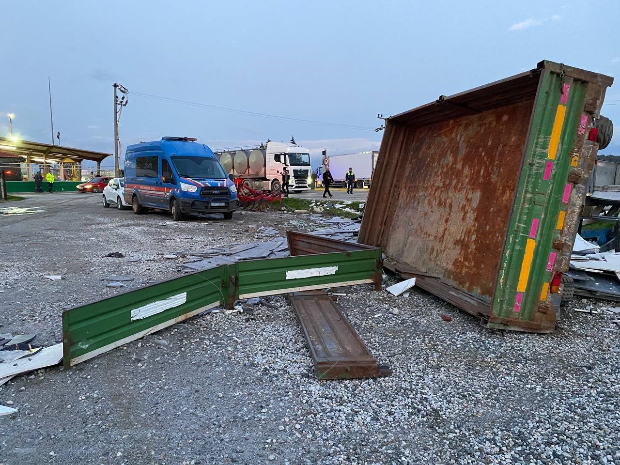 Mermer yüklü tır, işçi servisi ile çarpıştı: 9 yaralı