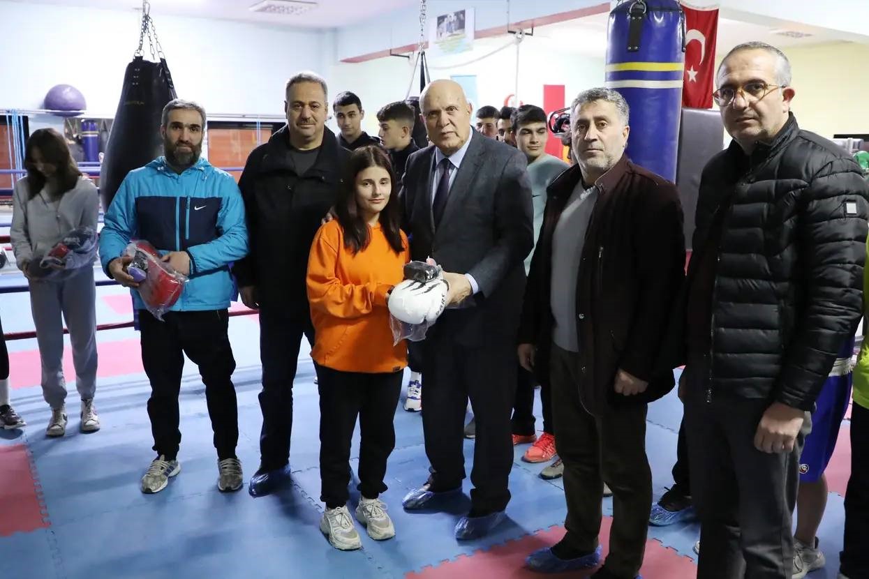 Başkan Pekmezci boks sporcularına spor malzemelerini dağıttı
