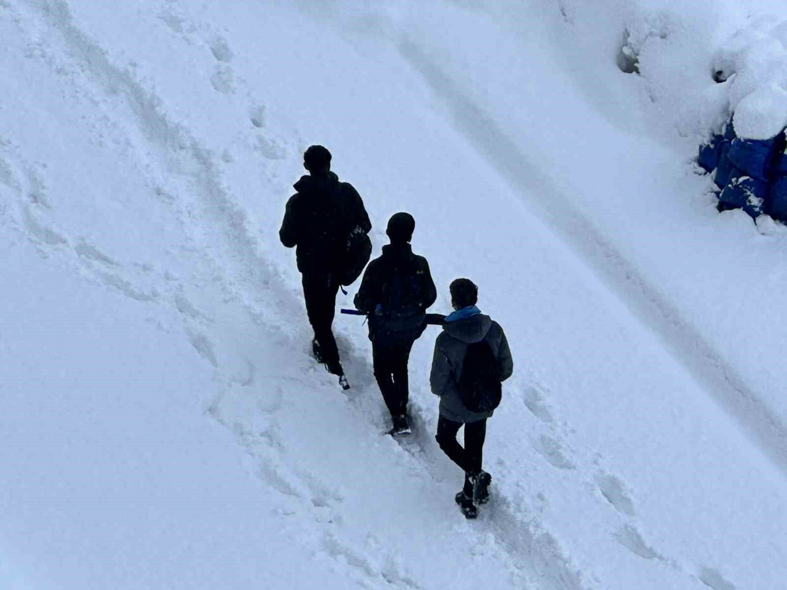 Hakkari ve Yüksekova’da taşımalı eğitime kar engeli