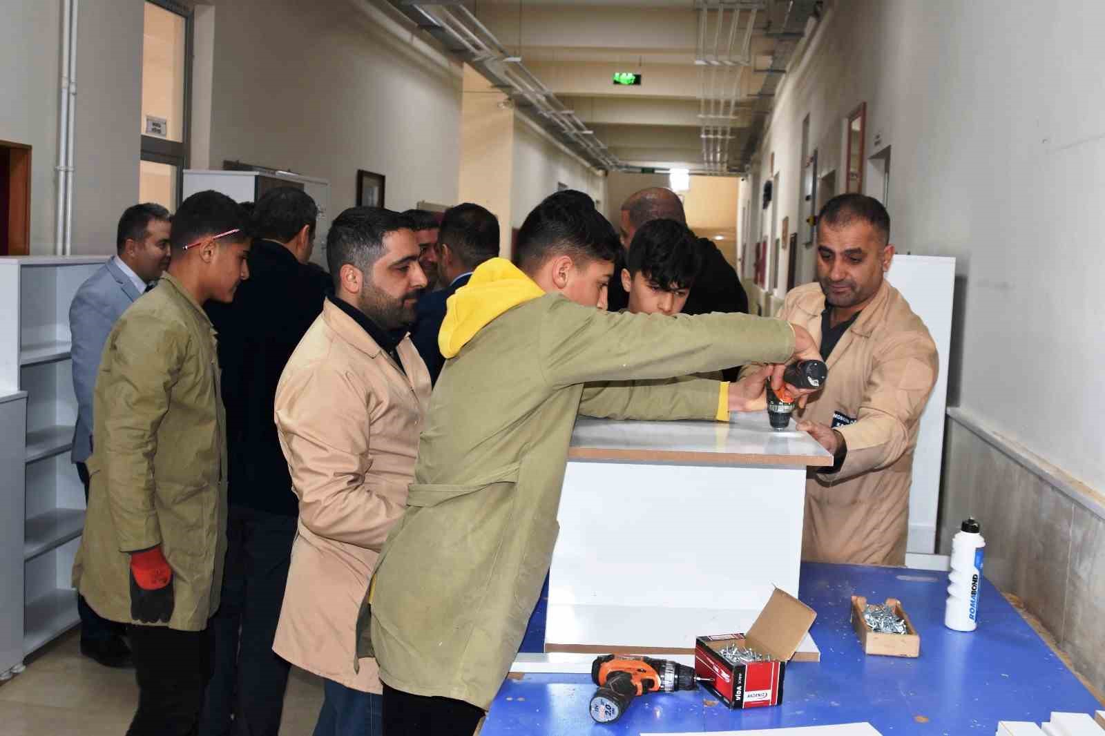 Bitlis&rsquo;teki meslek lisesi &ouml;ğrencilerinden milyonluk &uuml;retim
