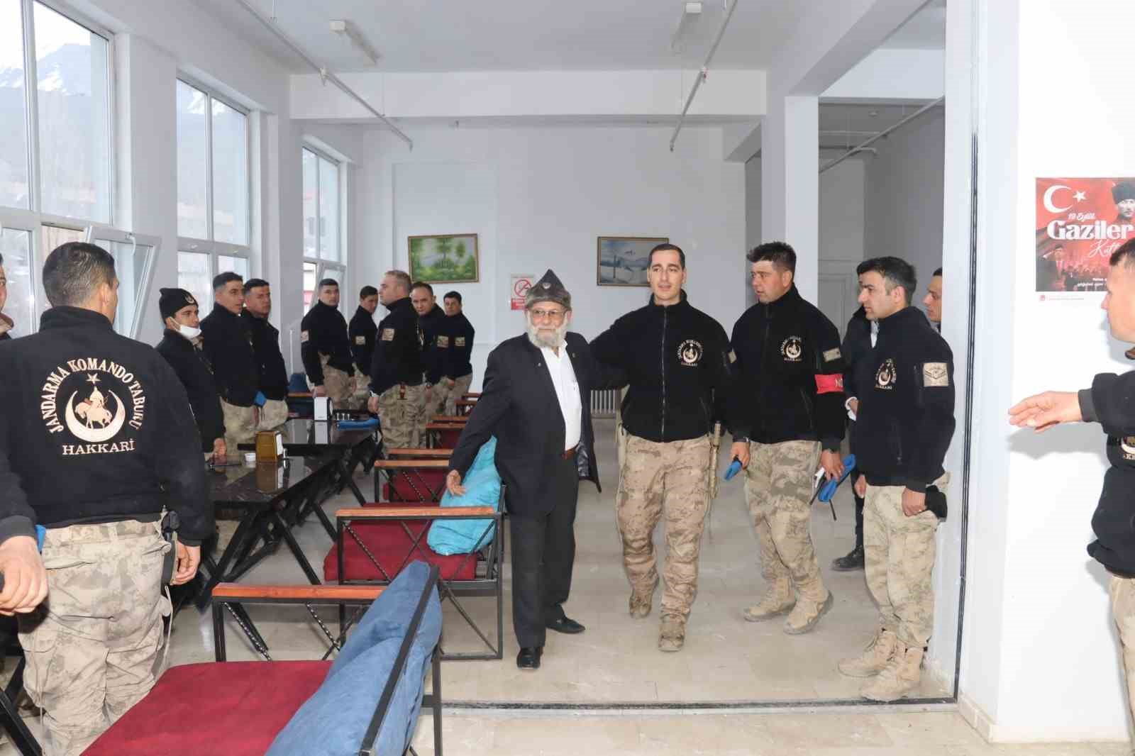 &lsquo;Elmacı Dede&rsquo; Hakkari&rsquo;de
