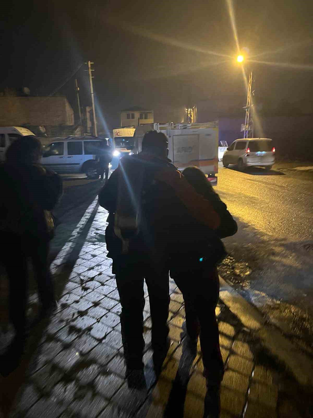 Kars&rsquo;ta yangında mahur kalan 4 kişi kurtarıldı
