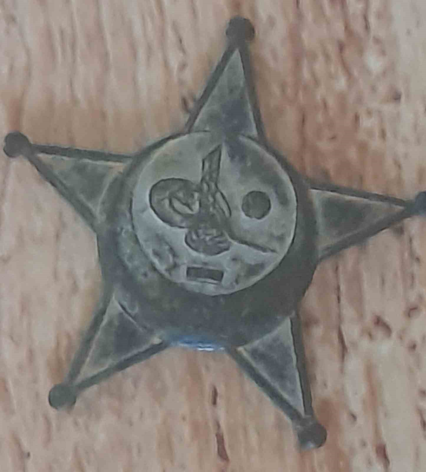 Gediz&rsquo;de mezar kazarken buldukları madalyonu kaymakamlığa teslim ettiler

