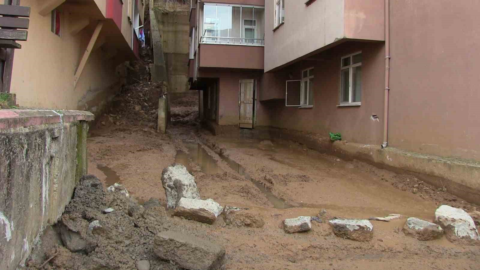 Mahalle sakinleri her yağmurda diken üstünde yaşıyor
