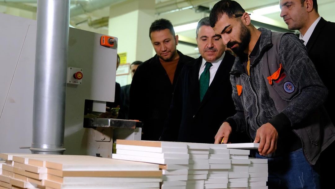 Vali Atay "Her Eve Bir Çalışma Masası Projesi"ni inceledi