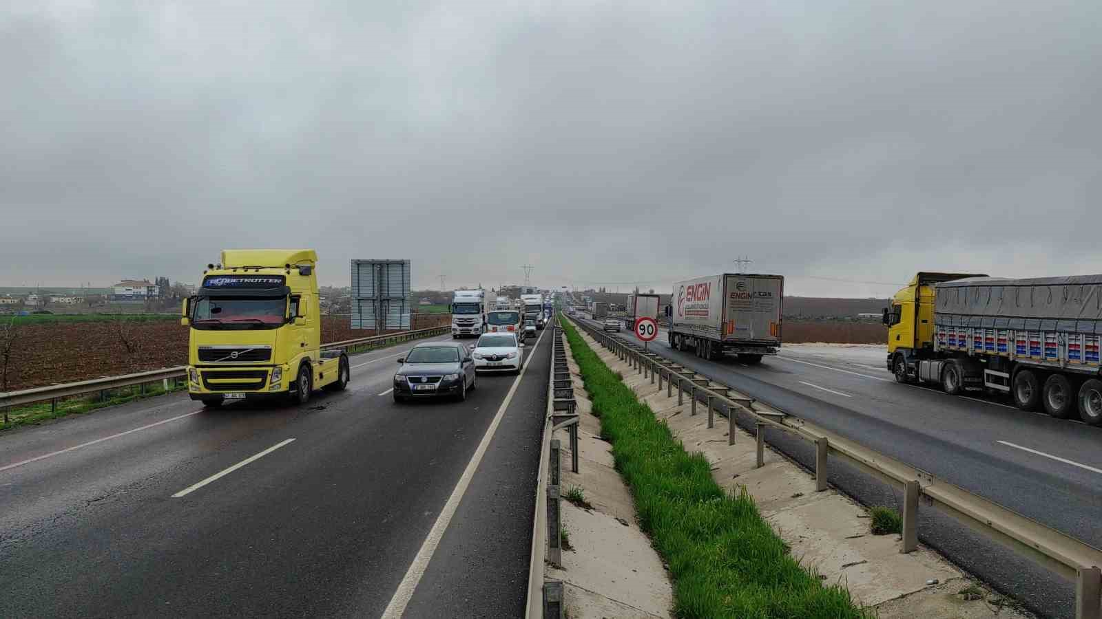 Taşkın nedeniyle kapanan Şanlıurfa - Mardin karayolu yeniden trafiğe a&ccedil;ıldı
