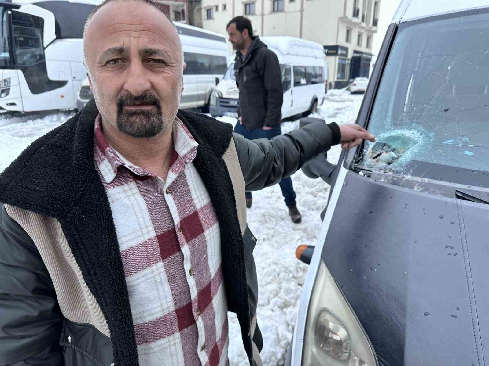 Yola kaya düştü: 10 yolcu ölümden kıl payı kurtuldu