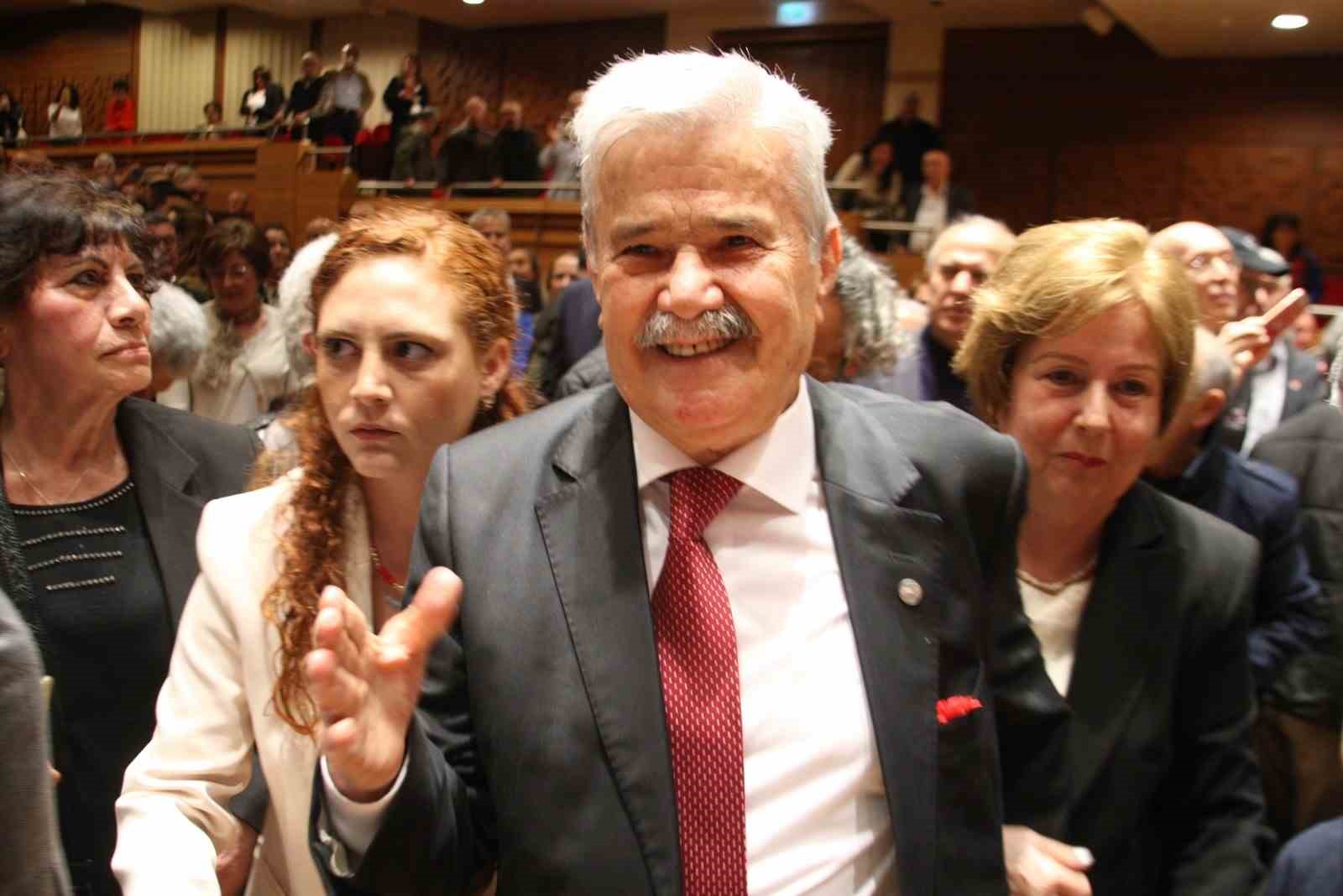 "Efsane Başkan" olarak anılan Osman &Ouml;zg&uuml;ven CHP&rsquo;den istifa etti
