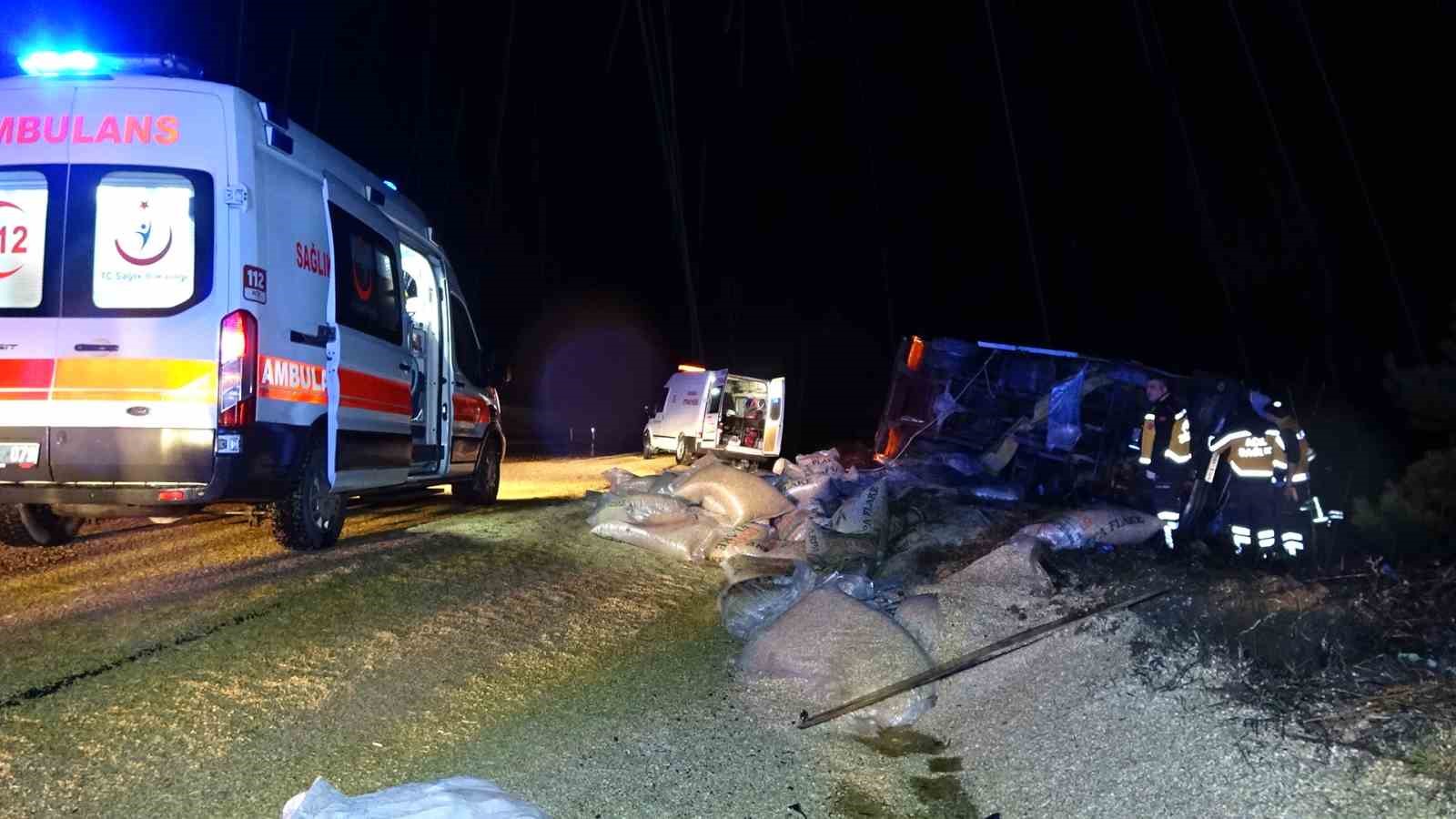 Tavşanlı’da kamyon devrildi: 2 yaralı