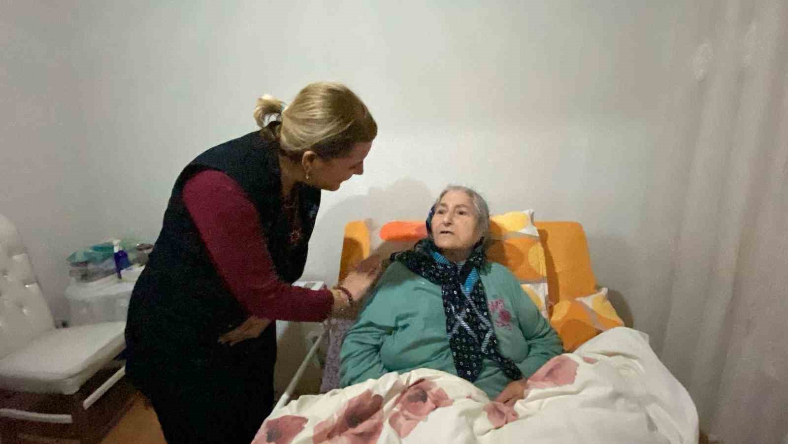 Vatandaşın talebi geri &ccedil;evrilmedi: Evlerinin girişine engelli rampası yapıldı
