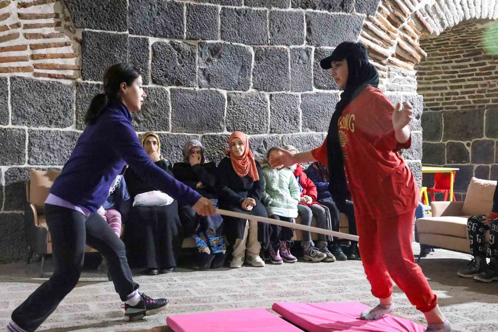 Diyarbakır’da kadınlar, tarihi surlarda aldıkları savunma eğitimi ile kendilerini koruyor
