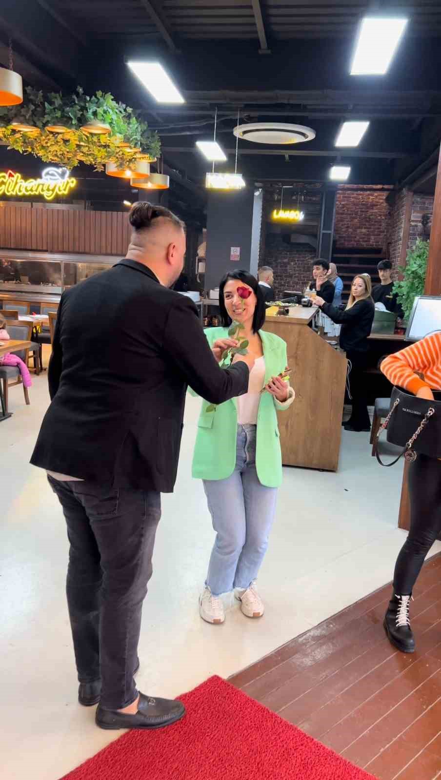 Adanalı kebapçı kadınları gülle karşıladı