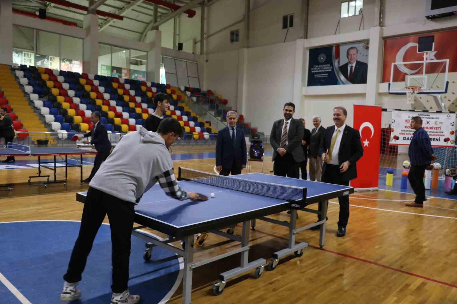 Kore Cumhuriyetinden okullara spor malzemesi yardımı
