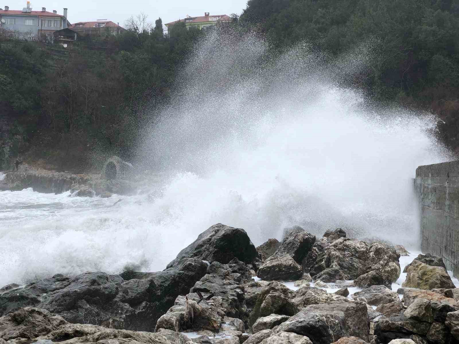 Dalgalar mendireği aştı
