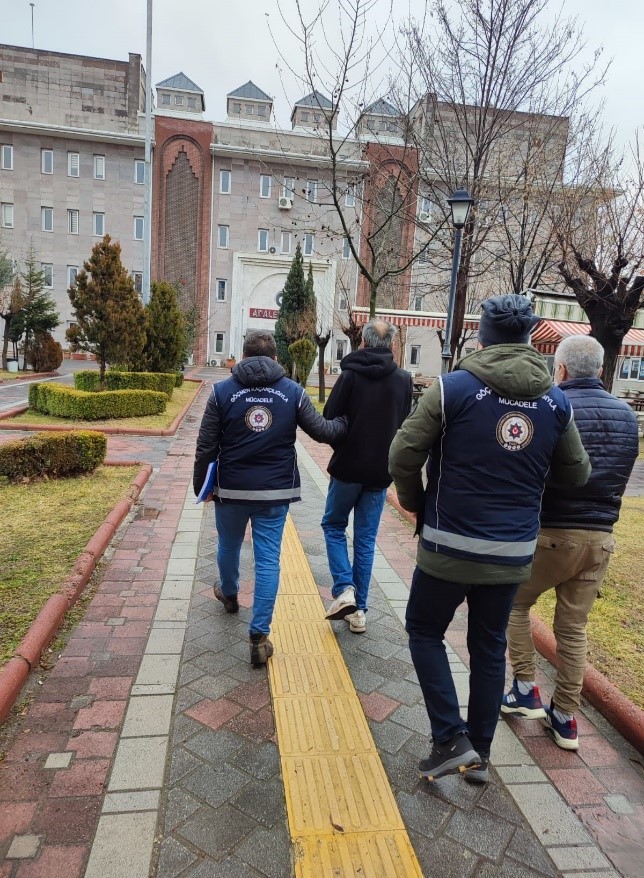 Isparta&rsquo;da g&ouml;&ccedil;men ka&ccedil;ak&ccedil;ılığı: 15 g&ouml;&ccedil;men sınır dışı edildi, 1 şahıs tutuklandı
