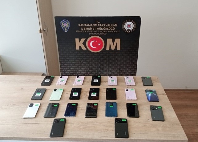 G&uuml;mr&uuml;k ka&ccedil;ağı sigara ve telefon ele ge&ccedil;irildi
