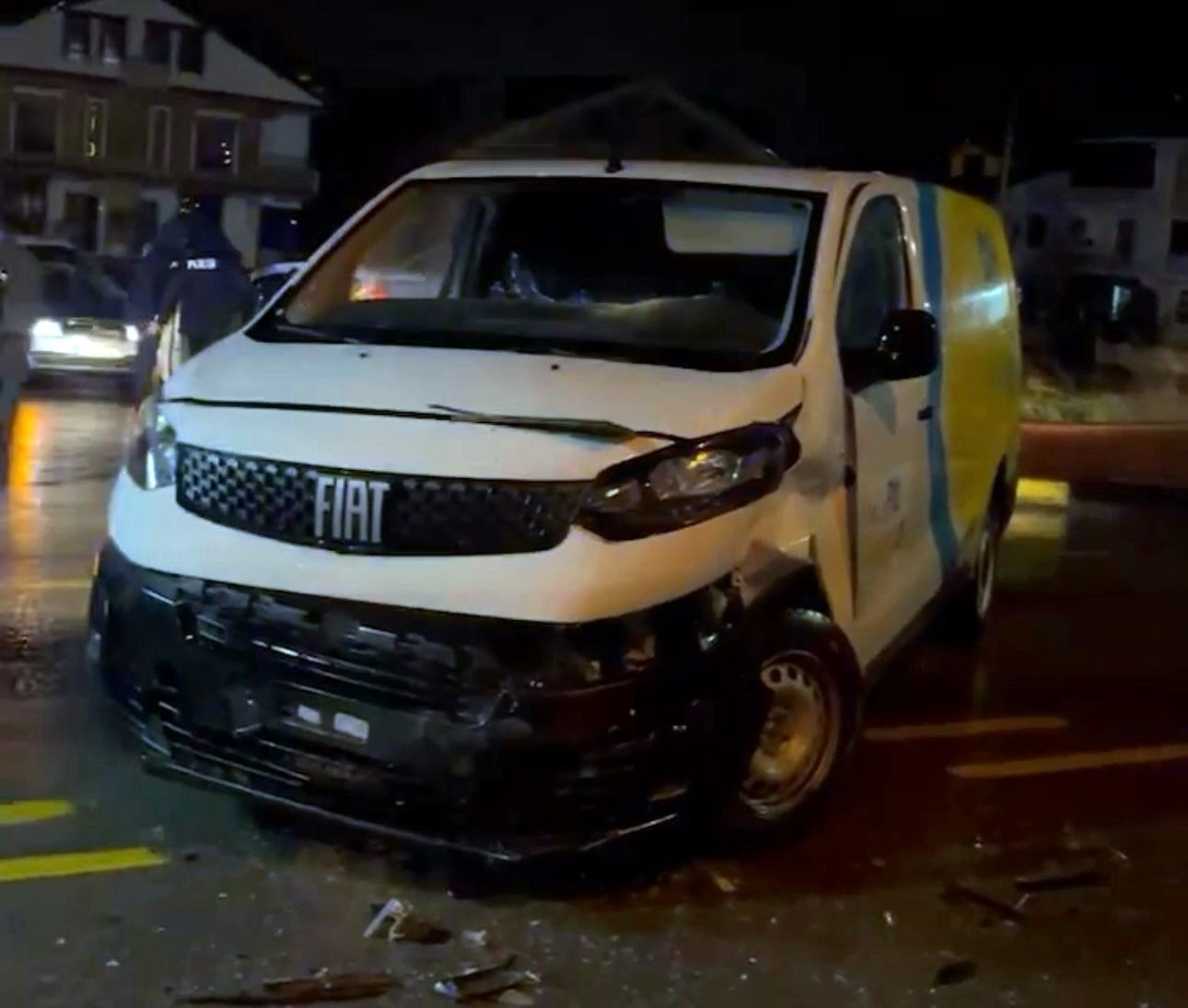 PTT Kargo aracı ile otomobil çarpıştı: 2 yaralı
