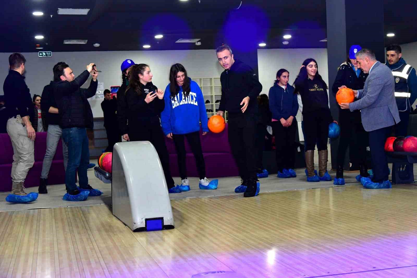 Vali Çiçek öğrencilerle bowling oynadı