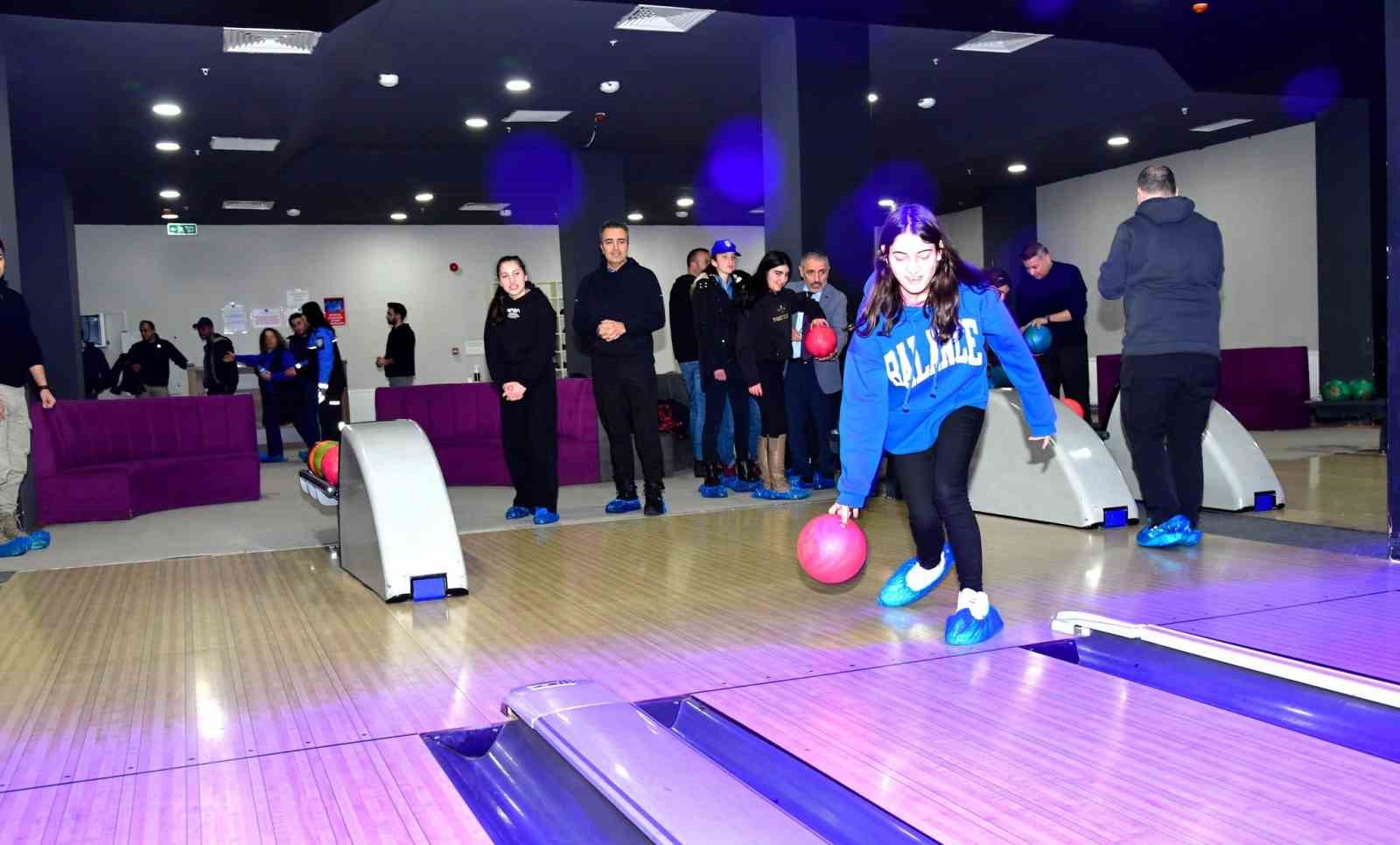 Vali Çiçek öğrencilerle bowling oynadı
