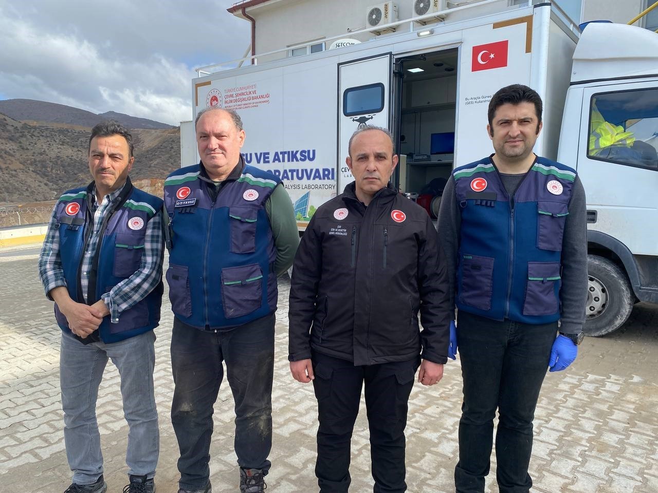 İli&ccedil;&rsquo;te toprak kaymasının olduğu alanda Mobil Su ve Atık Su Analiz Laboratuvarı ile anlık analizler yapılıyor
