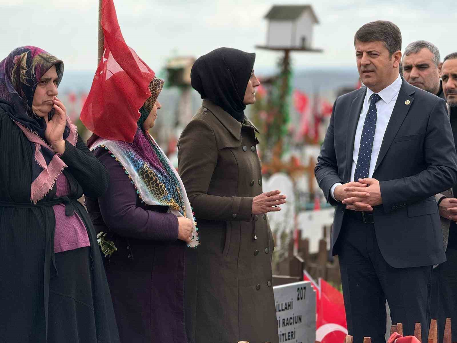 Milletvekili Tutdere, depremde &ouml;lenlerin mezarlarına karanfil bıraktı
