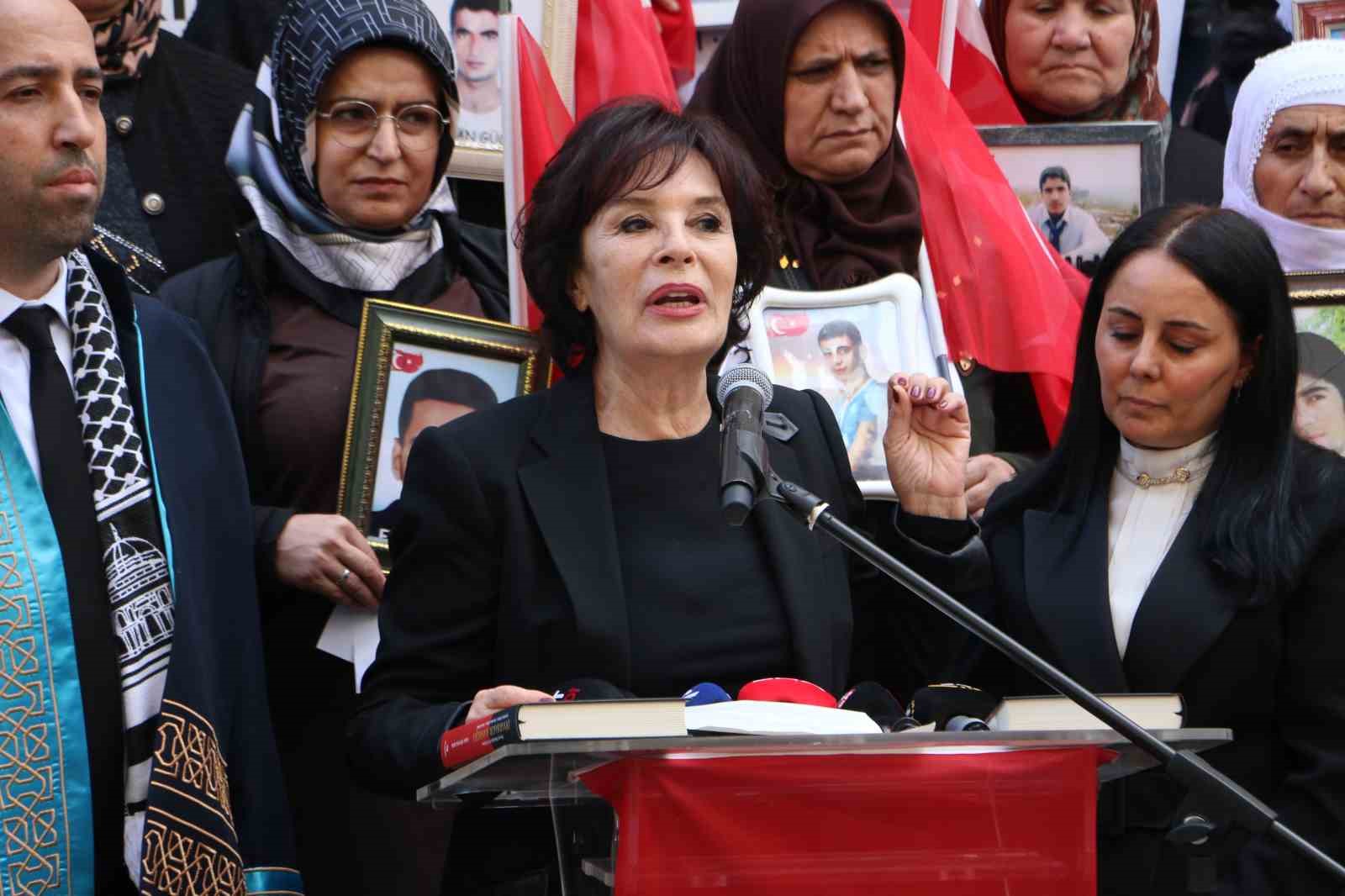 Sanat&ccedil;ı H&uuml;lya Ko&ccedil;yiğit Diyarbakır annelerini ziyaret etti

