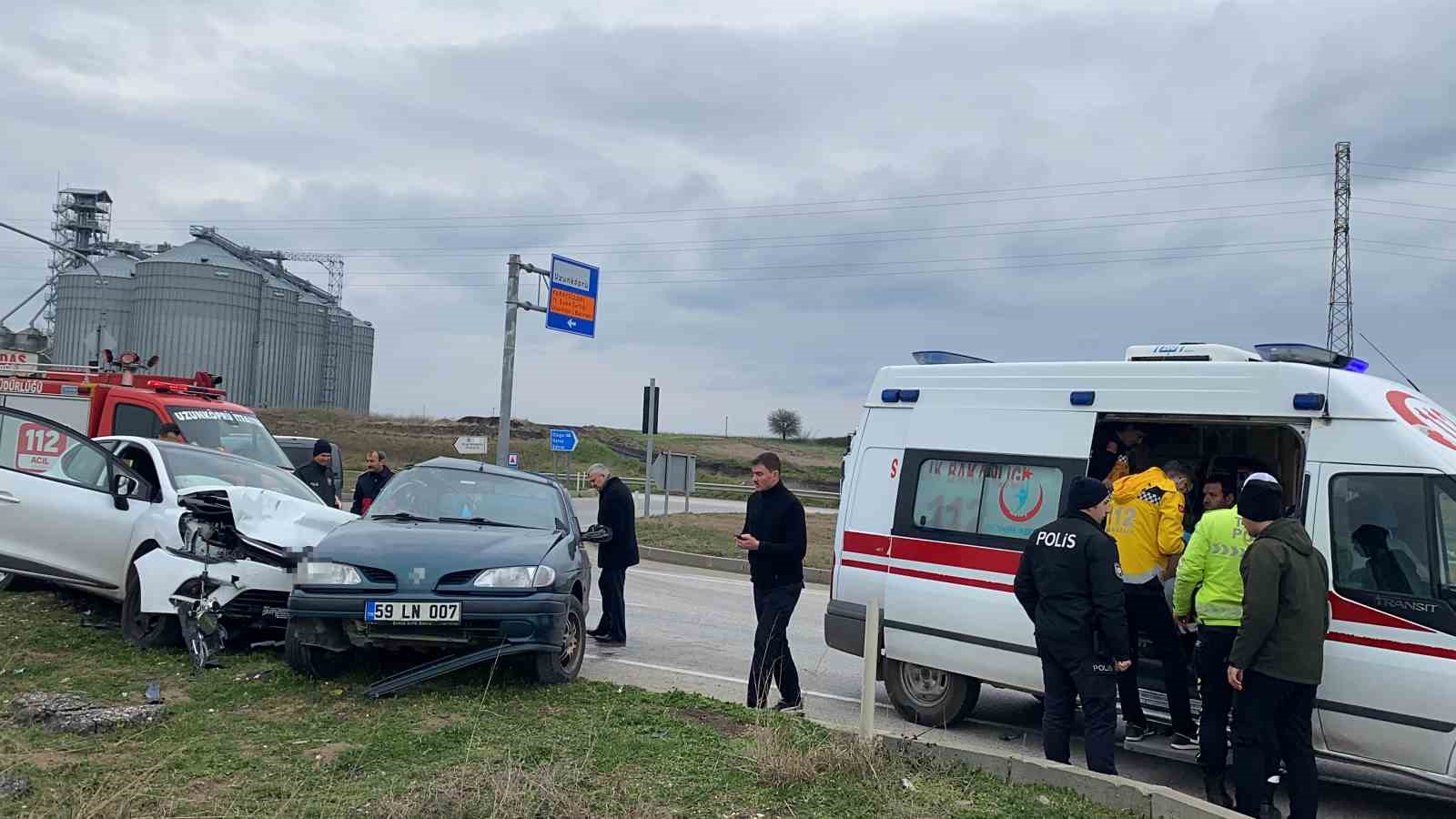 Uzunköprü’de iki otomobil çarpıştı: 4 yaralı