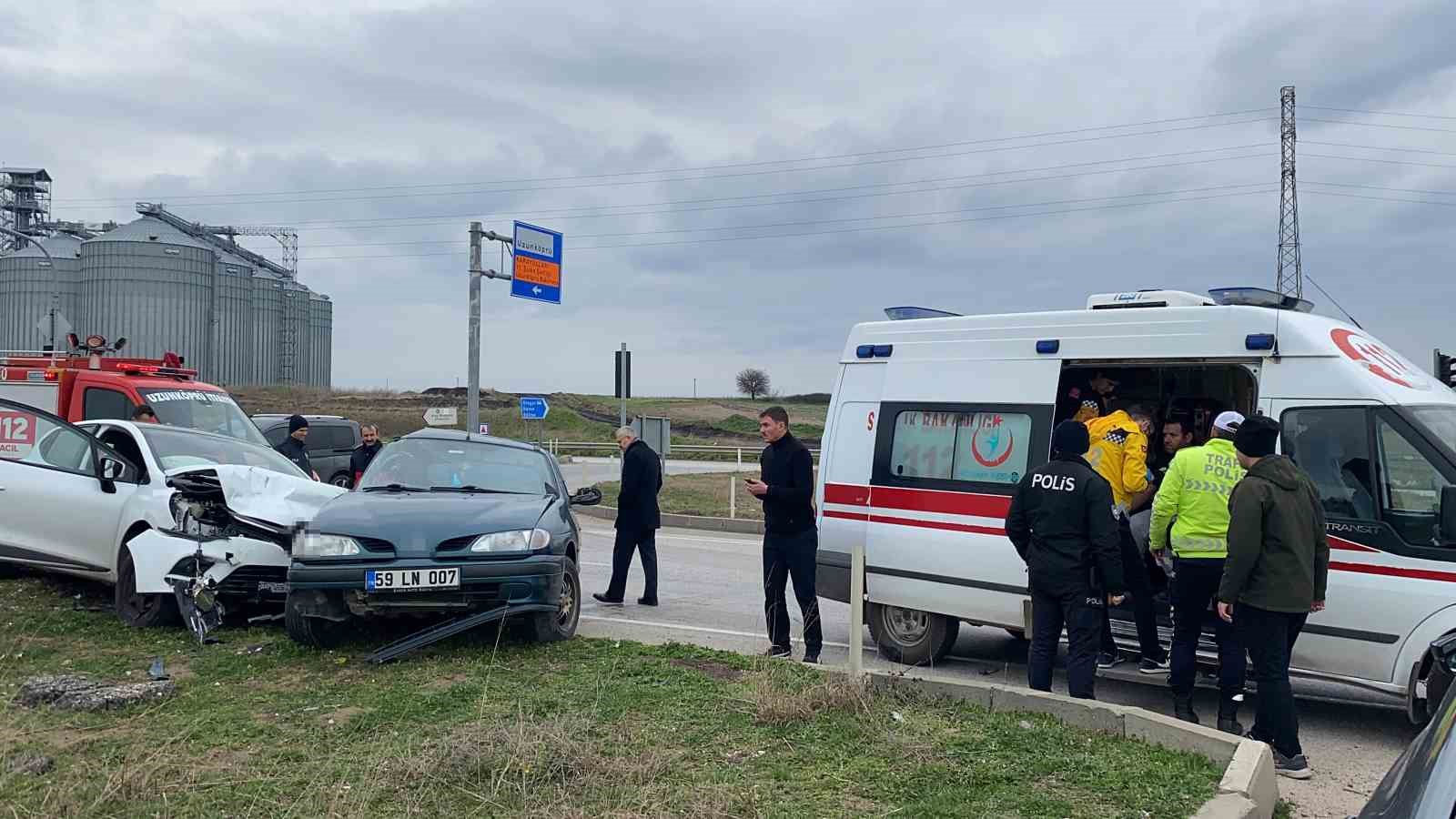 Uzunk&ouml;pr&uuml;&rsquo;de iki otomobil &ccedil;arpıştı: 4 yaralı
