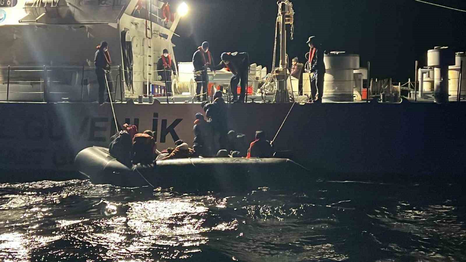 Ayvacık açıklarında 32’si çocuk 67 kaçak göçmen yakalandı