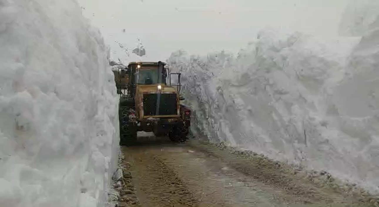 Yüksekova’da 5 metrelik kar tünelinde çalışma