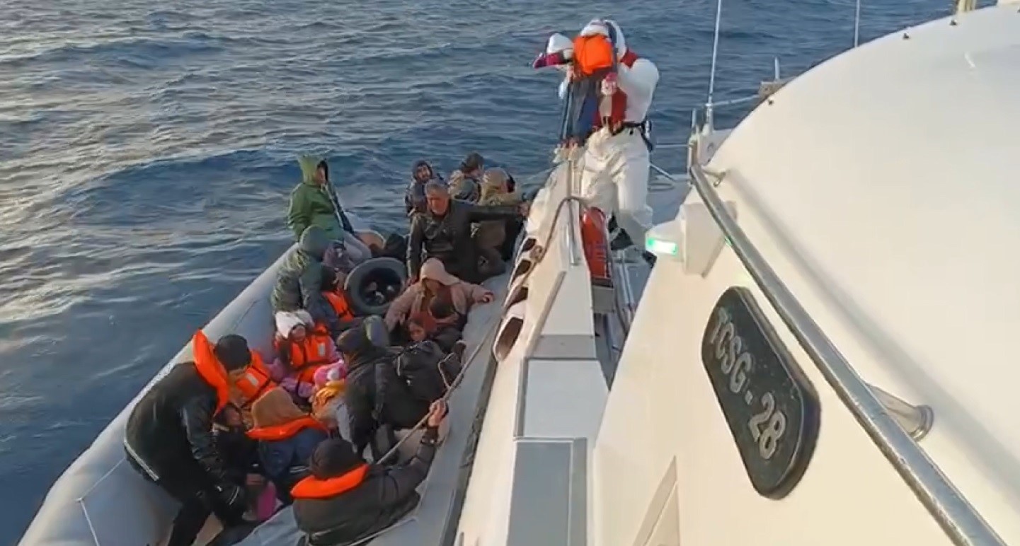 Yunan vicdansızlığı: G&ouml;&ccedil;menlerin motorunu s&ouml;kt&uuml;ler denizde &ouml;l&uuml;me terk ettiler
