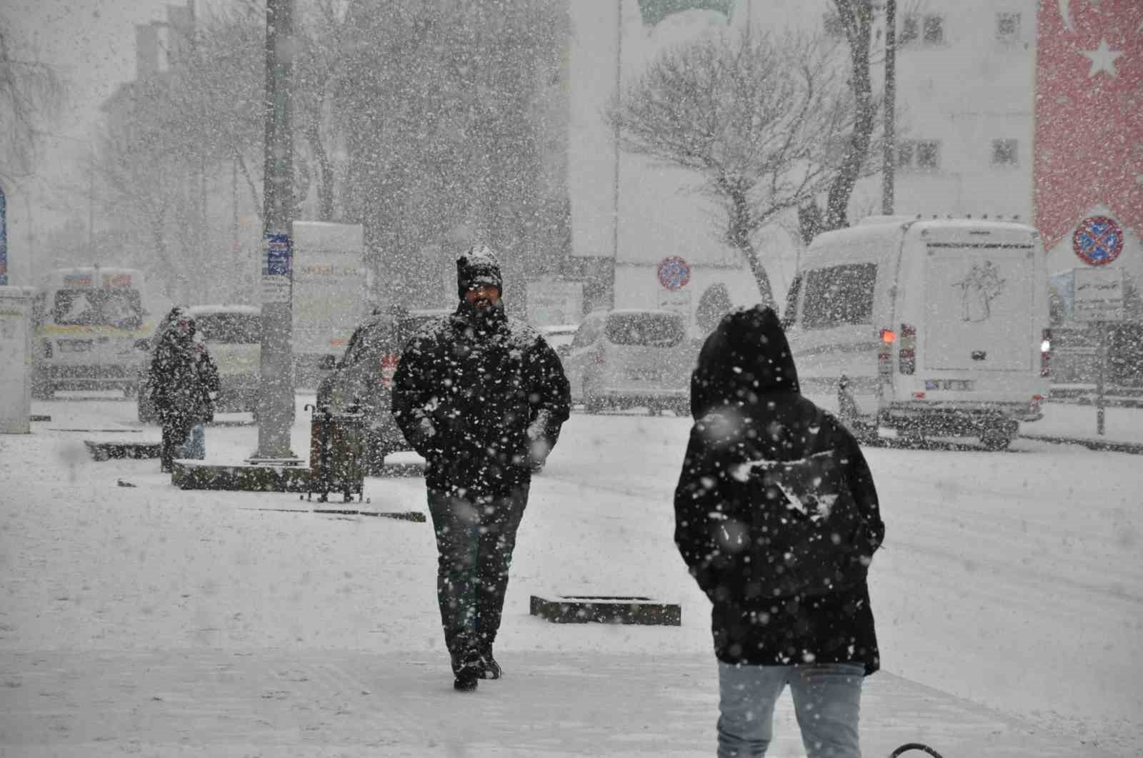 Kars 5 dakikada beyaza b&uuml;r&uuml;nd&uuml;
