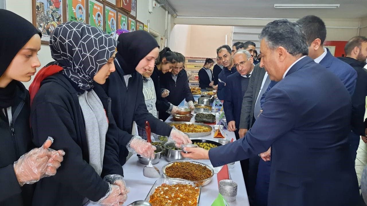 Meslek lisesi öğrencileri Bayburt lezzetlerini tanıttılar
